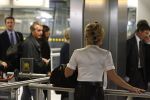 Schiphol 12 oktober 2006
Connie Breukhoven zwaait haar man Hans uit die de mount everest gaat beklimmen