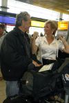 Schiphol 12 oktober 2006
Connie Breukhoven zwaait haar man Hans uit die de mount everest gaat beklimmen