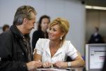 Schiphol 12 oktober 2006
Connie Breukhoven zwaait haar man Hans uit die de mount everest gaat beklimmen
