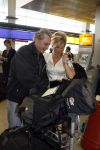 Schiphol 12 oktober 2006
Connie Breukhoven zwaait haar man Hans uit die de mount everest gaat beklimmen