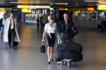 Schiphol 12 oktober 2006
Connie Breukhoven zwaait haar man Hans uit die de mount everest gaat beklimmen