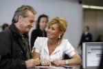 Schiphol 12 oktober 2006
Connie Breukhoven zwaait haar man Hans uit die de mount everest gaat beklimmen
