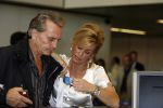 Schiphol 12 oktober 2006
Connie Breukhoven zwaait haar man Hans uit die de mount everest gaat beklimmen