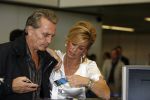 Schiphol 12 oktober 2006
Connie Breukhoven zwaait haar man Hans uit die de mount everest gaat beklimmen