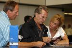 Schiphol 12 oktober 2006
Connie Breukhoven zwaait haar man Hans uit die de mount everest gaat beklimmen