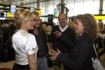 Schiphol 12 oktober 2006
Connie Breukhoven zwaait haar man Hans uit die de mount everest gaat beklimmen. Katja Schuurman met vader