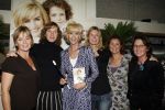 Naarden 31 oktober 2006
Daphne Deckers bij presentatie van haar nieuwe boek.Daphne met haar vriendinnen
