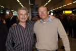 Schiphol 5 november 2006
hans Breukhoven arriveert op schiphol na reis naar de Mount Everest. Connie Constanza Jordi (met zijn vrouw) Marvin Shanna en  Edwin(met vriendin) zijn 
daar.