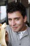 Scheveningen 25 oktober 2006.
Jan Smit eet banaan bij premiere van Kus in circustheater.