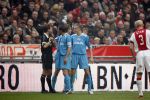 Amsterdam 12 november 2006
AJAX-PSV 0-1 in de arena.Philip Cocu en Timmy Simons bij scheidsrechter Jan Wegereef
Peter Smulders bv
