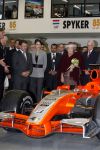 Zeewolde 1 november 2006
Koning Abdullah Koningin Rania en Koningin Beatrix op bezoek bij de spyker fabriek waar ze rondgeleid worden door Viktor Muller.
