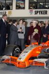Zeewolde 1 november 2006
Koning Abdullah Koningin Rania en Koningin Beatrix op bezoek bij de spyker fabriek waar ze rondgeleid worden door Viktor Muller.