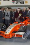 Zeewolde 1 november 2006
Koning Abdullah Koningin Rania en Koningin Beatrix op bezoek bij de spyker fabriek waar ze rondgeleid worden door Viktor Muller.