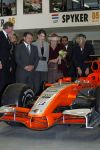 Zeewolde 1 november 2006
Koning Abdullah Koningin Rania en Koningin Beatrix op bezoek bij de spyker fabriek waar ze rondgeleid worden door Viktor Muller.