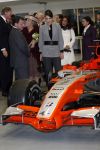 Zeewolde 1 november 2006
Koning Abdullah Koningin Rania en Koningin Beatrix op bezoek bij de spyker fabriek waar ze rondgeleid worden door Viktor Muller.