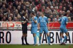 Amsterdam 12 november 2006
AJAX-PSV 0-1 in de arena.Philip Cocu en Timmy Simons bij scheidsrechter Jan Wegereef
Peter Smulders bv