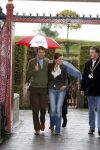 Muiden 3 september 2006
Prinses Aimee en Prins Floris onder paraplu bij muiderslot.