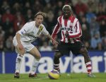 Eindhoven, 4 November 2006 Kompetitiewedstrijd PSV-NAC Eindstand 3-0 Seizoen 2006/2007
Ronnie Stam in duel met Arouna Kone