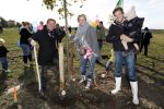 Benthuizen 17 oktober 2009
Nationale boomplantdag. Albert Verlinde met Anouk Smulders en Winston Gerschtanowitz
Peter Smulders bv