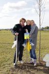 Benthuizen 17 oktober 2009
Nationale boomplantdag. Anouk Max en Edwin Smulders bij de bomen van Bo en Max
Peter Smulders bv