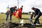 Benthuizen 17 oktober 2009
Nationale boomplantdag. Anouk Max en Edwin Smulders bij de bomen van Bo en Max
Peter Smulders bv