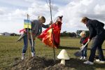 Benthuizen 17 oktober 2009
Nationale boomplantdag. Anouk Max en Edwin Smulders bij de bomen van Bo en Max
Peter Smulders bv