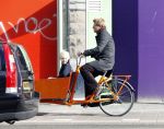 Amsterdam 14 oktober 2009
bastiaan Ragas met zoon Sem in de bakfiets.
Peter Smulders bv