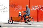 Amsterdam 14 oktober 2009
bastiaan Ragas met zoon Sem in de bakfiets.
Peter Smulders bv