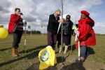 Benthuizen 17 oktober 2009
Nationale boomplantdag. Gerda Havertong met man dochter kleinkind en schoonzoon
Peter Smulders bv