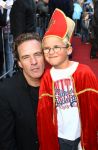 Amsterdam, 4 Oktober 2009
Premiere in Tuschinski, Nederlandse speelfilm:
Sinterklaas en de verdwenen pakjesboot
Joep Serton met zijn zoontje
Foto Peter Smulders