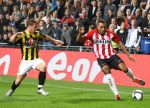 Eindhoven, 31 Oktober 2009
Kompetitiewedstrijd PSV-Vitesse, eindstand 1-0 Seizoen 2009/2010
Orlando Engelaar in duel met Nicky Hofs
Foto Junior Smulders