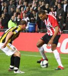 Eindhoven, 31 Oktober 2009
Kompetitiewedstrijd PSV-Vitesse, eindstand 1-0 Seizoen 2009/2010
Orlando Engelaar in duel met Nicky Hofs
Foto Junior Smulders