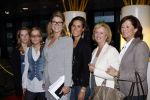 Rotterdam 25 oktober 2009
Premiere Holiday on ice in ahoy. Gooisch meisje Pauline Wingelaar met familie
Peter Smulders bv