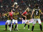 Eindhoven, 31 Oktober 2009
Kompetitiewedstrijd PSV-Vitesse, eindstand 1-0 Seizoen 2009/2010
Piet Velthuizen udel met Ola Toivonen
Foto Junior Smulders