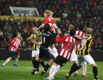 Eindhoven, 31 Oktober 2009
Kompetitiewedstrijd PSV-Vitesse, eindstand 1-0 Seizoen 2009/2010
Piet Velthuizen udel met Ola Toivonen
Foto Junior Smulders