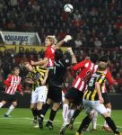 Eindhoven, 31 Oktober 2009
Kompetitiewedstrijd PSV-Vitesse, eindstand 1-0 Seizoen 2009/2010
Piet Velthuizen udel met Ola Toivonen
Foto Junior Smulders