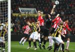 Eindhoven, 31 Oktober 2009
Kompetitiewedstrijd PSV-Vitesse, eindstand 1-0 Seizoen 2009/2010
Piet Velthuizen udel met Ola Toivonen
Foto Junior Smulders