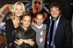 Rotterdam 25 oktober 2009
Premiere Holiday on ice in ahoy. rene en Natasja Froger met hun zoons Maxim en Didier
Peter Smulders bv