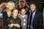 Rotterdam 25 oktober 2009
Premiere Holiday on ice in ahoy. rene en Natasja Froger met hun zoons Maxim en Didier
Peter Smulders bv