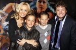 Rotterdam 25 oktober 2009
Premiere Holiday on ice in ahoy. rene en Natasja Froger met hun zoons Maxim en Didier
Peter Smulders bv