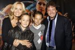 Rotterdam 25 oktober 2009
Premiere Holiday on ice in ahoy. rene en Natasja Froger met hun zoons Maxim en Didier
Peter Smulders bv