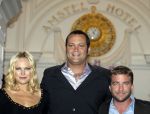 Amsterdam  26 oktober 2009
Photocall Couples Retreat met Vince Vaughn Malin Akerman en Peter Billingsley
en de nederlandse actrice Janna Fassaert
Peter Smulders bv
