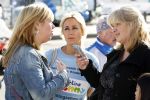 Amsterdam 18 oktober 2009
Wendy v Dijk geeft het startschot van de 7.5 km van Menzis bij de amsterdam marathon. Er wordt gelopen voor de stichting Semmy. Wendy met Karin Riethoven
 Wendy is 4 en een halve maand zwanger. Haar broer Mike loopt ook mee alsmede Lodewijk Hoekstra.
Peter Smulders bv