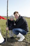 Benthuizen 17 oktober 2009
Nationale boomplantdag. Winston Gerschtanowitz met zoontje Julian
Peter Smulders bv