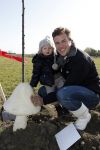 Benthuizen 17 oktober 2009
Nationale boomplantdag. Winston Gerschtanowitz met zoontje Julian
Peter Smulders bv