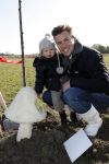 Benthuizen 17 oktober 2009
Nationale boomplantdag. Winston Gerschtanowitz met zoontje Julian
Peter Smulders bv