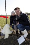 Benthuizen 17 oktober 2009
Nationale boomplantdag. Winston Gerschtanowitz met zoontje Julian
Peter Smulders bv
