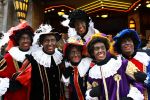 Amsterdam, 4 Oktober 2009
Premiere in Tuschinski, Nederlandse speelfilm:
Sinterklaas en de verdwenen pakjesboot
Frans Bauer met Zwarte Pieten
Foto Peter Smulders