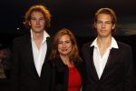 Leiden 30 oktober 2010
Premiere Soldaat van oranje op vliegbasis Valkenburg. Carine Crutzen met zoons
Peter Smulders bv