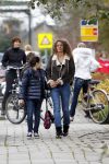 den Ilp 5 november 2010
Fajah Lourens haalt haar dochter Irem van school en gaat daarna met haar naar haar paarden op de manege.
Peter Smulders bv